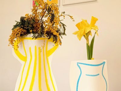 Deux vases en papier, un jaune et et un bleu, traits graphiques et simple