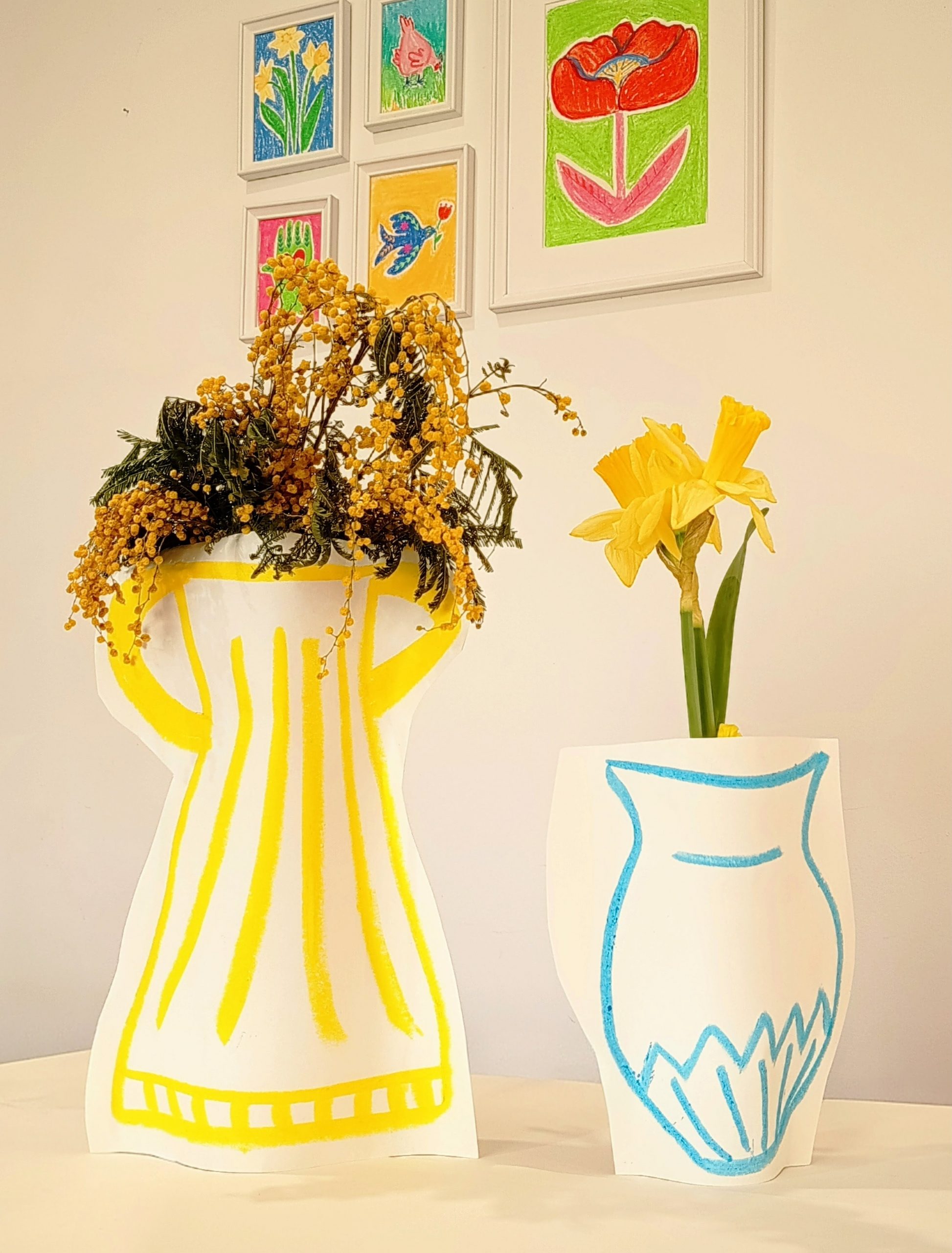 flower power création graphique vase et fleur Deux vases en papier, un jaune et et un bleu, traits graphiques et simple
